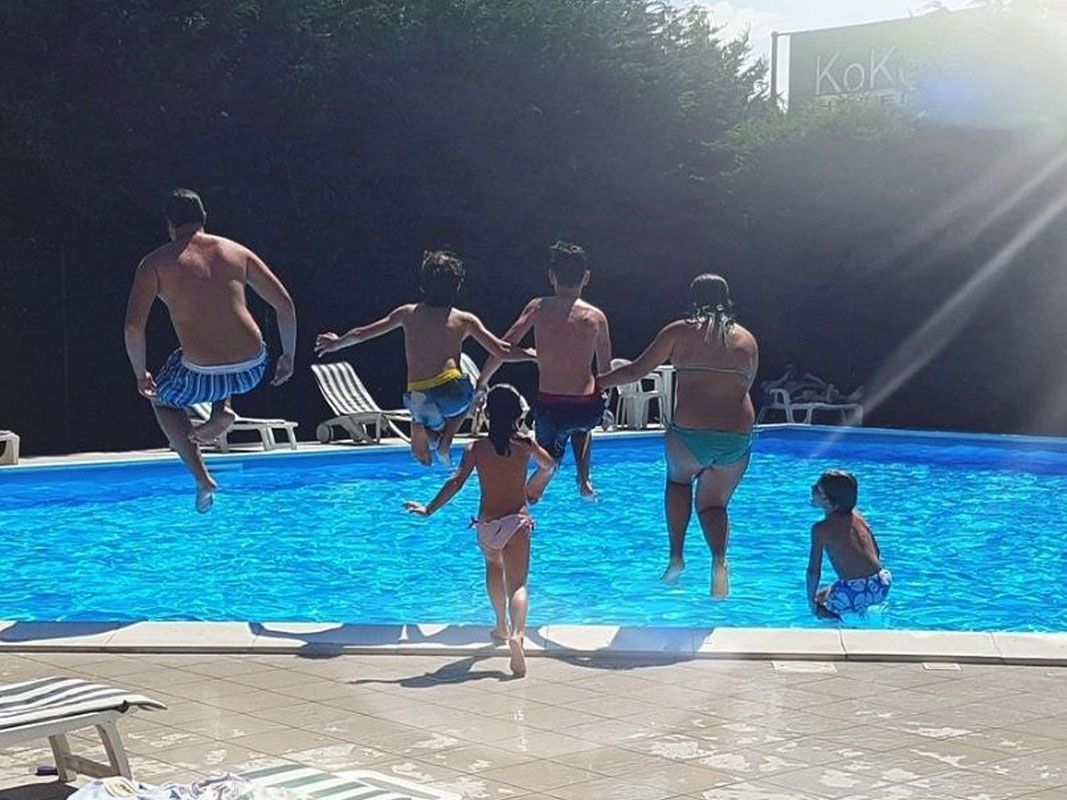 Games and dives in the KoKo Hotel Milano Marittima pool