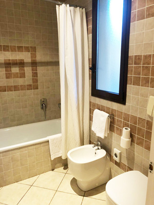 Bathroom with bathtub KoKo Hotel Milano Marittima